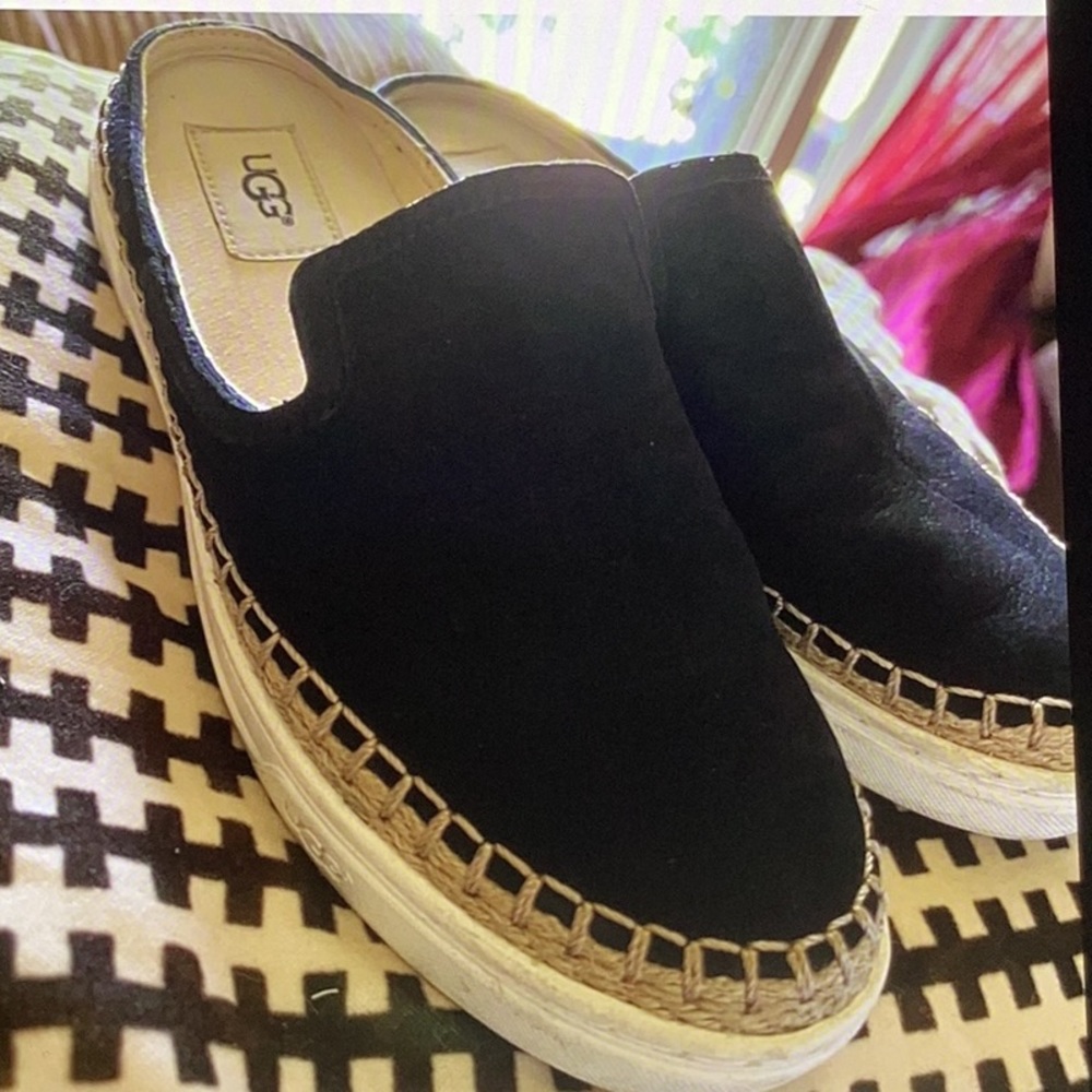UGG shoe for women size 7.5 in very good condition I accept offers